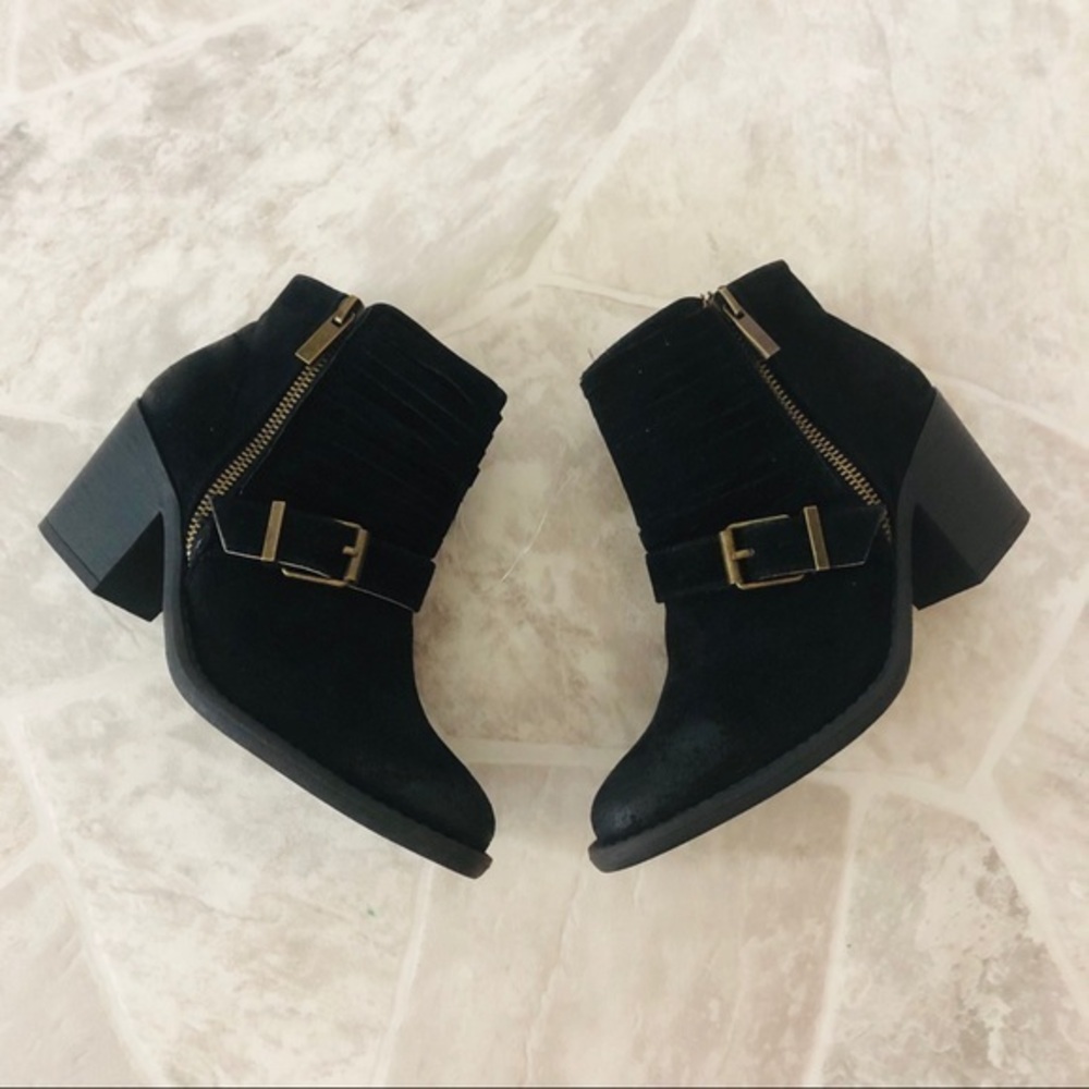 NWOT QUPID black buckle intentionally distressed western ankle booties size 5.5